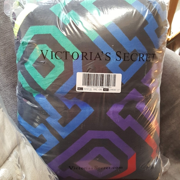 SOLD!VS PINK Limited Edition Large Sherpa Blanket - Picture 3 of 4